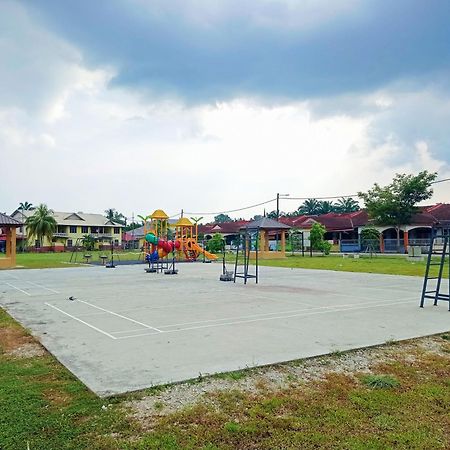 Homestay Melewar Parit Raja Exterior foto